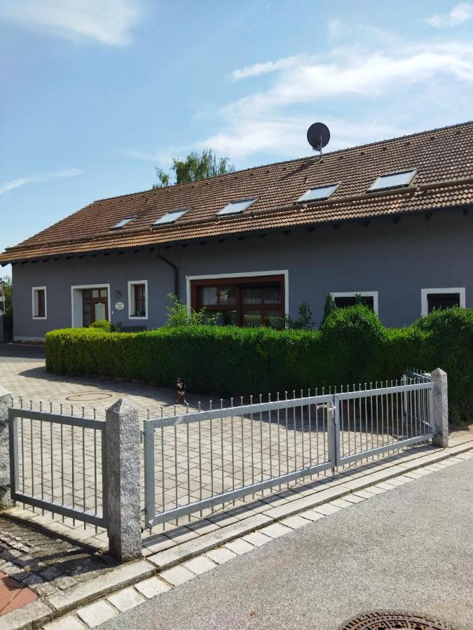 Aussergewoehnliche Atelierferienwohnung Mit Balkon An Der Donau Winzer Extérieur photo