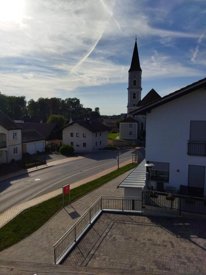 Aussergewoehnliche Atelierferienwohnung Mit Balkon An Der Donau Winzer Extérieur photo