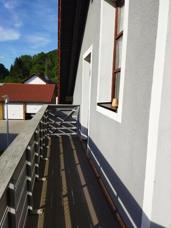 Aussergewoehnliche Atelierferienwohnung Mit Balkon An Der Donau Winzer Extérieur photo